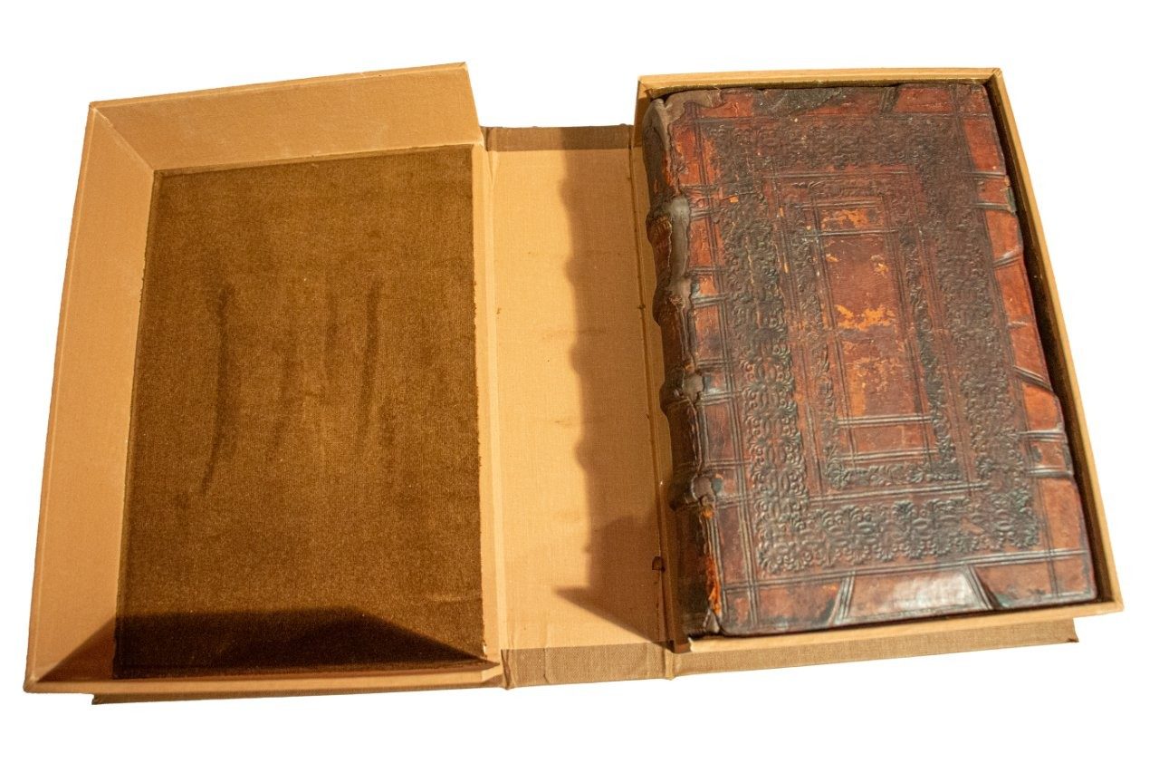 Lovely early blind-stamped German binding (ca. 1480–1530), reused on a later book. Lovely early blind-stamped German binding (ca. 1480–1530), reused on a later book.